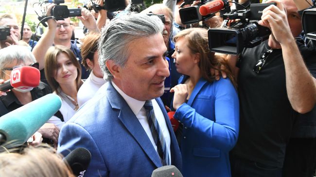 Адвокат актера Михаила Ефремова Эльман Пашаев у здания Пресненского суда города Москвы Адвокат актера Михаила Ефремова Эльман Пашаев у здания Пресненского суда города Москвы