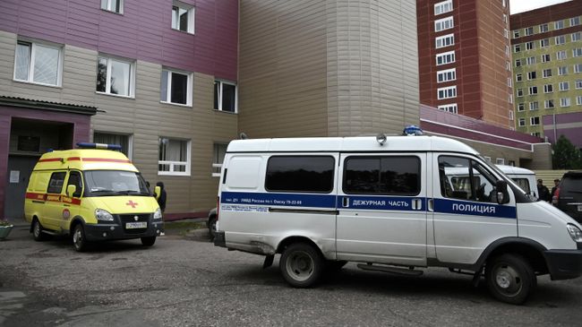Машина Скорой помощи на территории омской БСМП № 1, где находится Алексей Навальный Машина Скорой помощи на территории омской БСМП № 1, где находится Алексей Навальный
