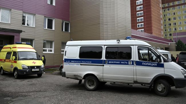 Машина Скорой помощи на территории омской БСМП № 1, где находится Алексей Навальный Машина Скорой помощи на территории омской БСМП № 1, где находится Алексей Навальный