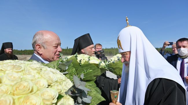 Патриарх Московский и всея Руси Кирилл председатель Совета Фонда по сохранению и развитию Соловецкого архипелага Михаил Фрадков во время встречи в аэропорту Соловецкого архипелага Патриарх Московский и всея Руси Кирилл председатель Совета Фонда по сохранению и развитию Соловецкого архипелага Михаил Фрадков во время встречи в аэропорту Соловецкого архипелага