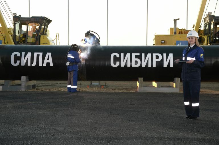 Сварка шва на церемонии соединения первого звена магистрального газопровода Сила Сибири на Намском тракте у села Ус Хатын