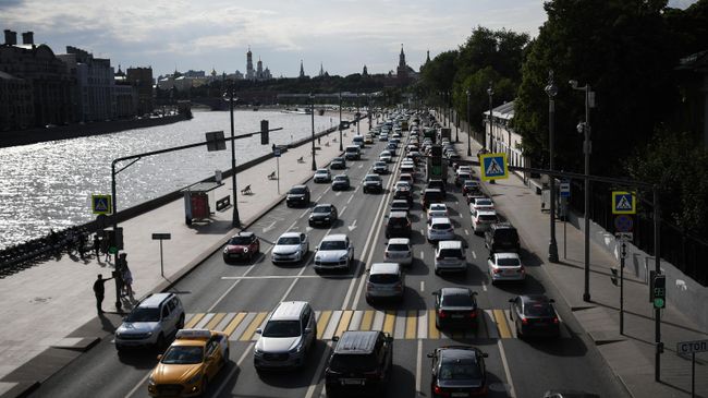 Автомобили на Москворецкой набережной в Москве Автомобили на Москворецкой набережной в Москве
