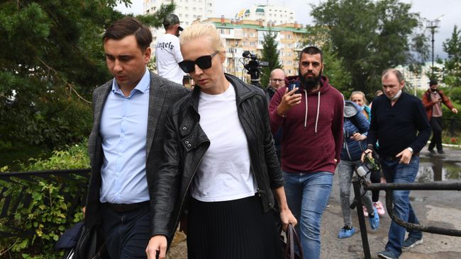 Директор Фонда борьбы с коррупцией Иван Жданов и супруга Алексея Навального Юлия на территории омской БСМП №1 Директор Фонда борьбы с коррупцией Иван Жданов и супруга Алексея Навального Юлия на территории омской БСМП №1