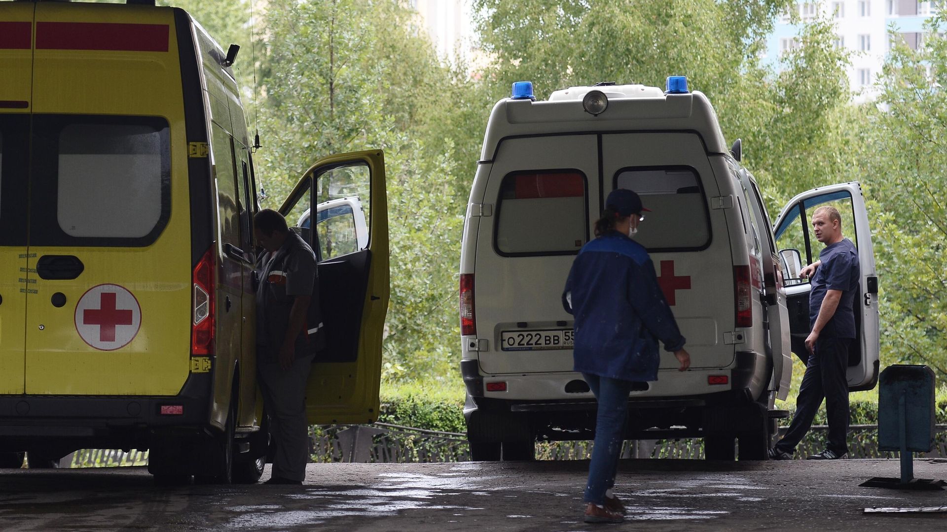 Автомобили скорой помощи на территории Омской БСМП №1 Автомобили скорой помощи на территории Омской БСМП №1 - РИА Новости, 1920, 22.09.2020