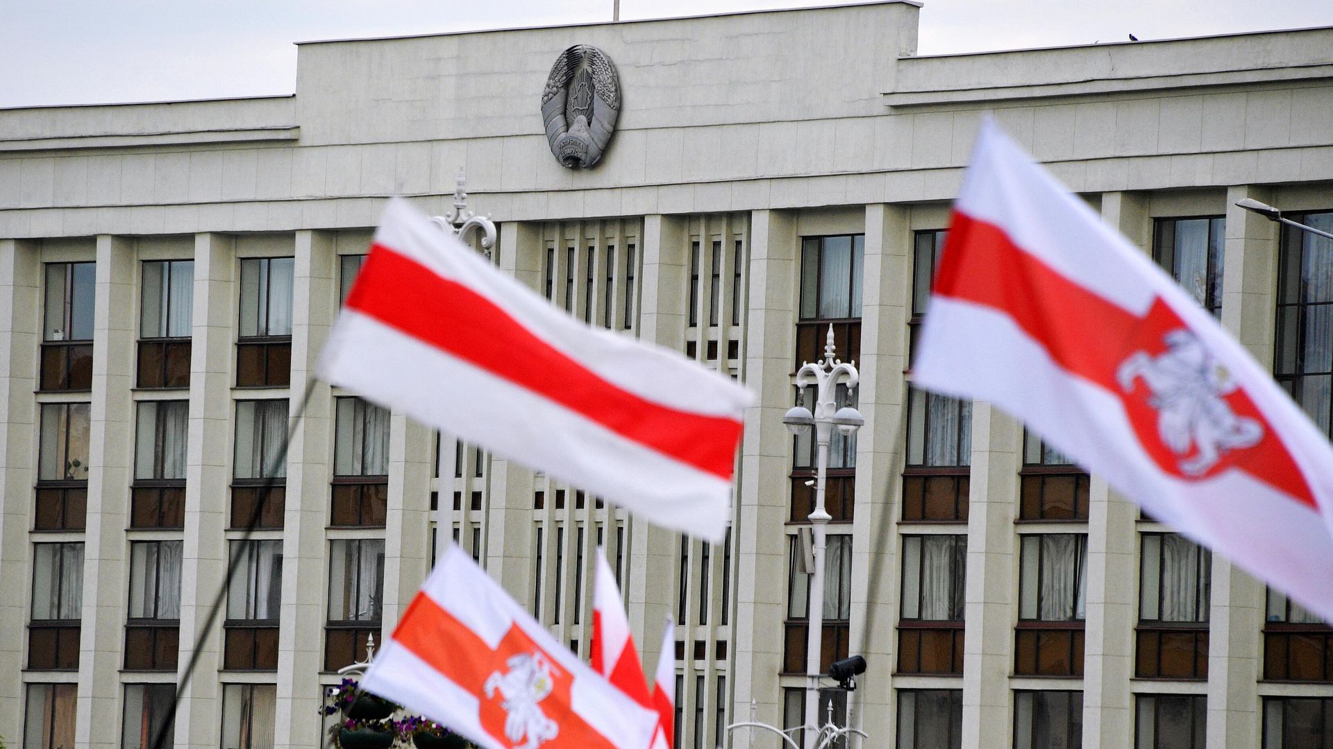Флаги участников акции протеста на фоне Дома правительства на площади Независимости в Минске Флаги участников акции протеста на фоне Дома правительства на площади Независимости в Минске - РИА Новости, 1920, 23.09.2020