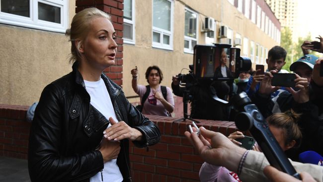 Супруга Алексея Навального Юлия у здания омской БСМП №1 Супруга Алексея Навального Юлия у здания омской БСМП №1