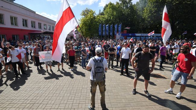 Участники митинга оппозиции возле Минского моторного завода Участники митинга оппозиции возле Минского моторного завода
