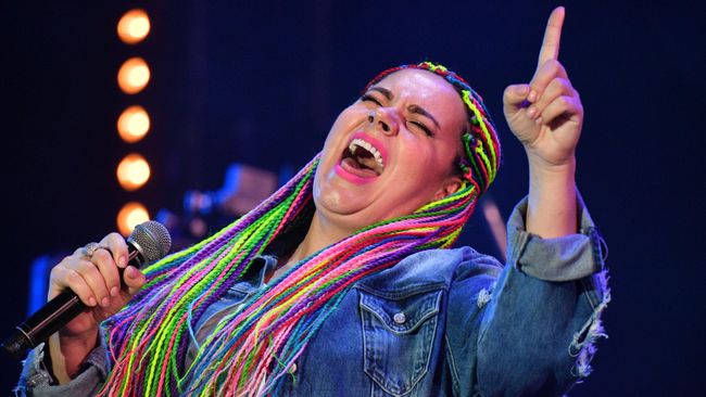Участница коллектива Manka Groove Ирина Чувакова выступает на Международном музыкальном фестивале Koktebel Jazz Party - 2020 в Крыму