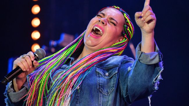 Участница коллектива Manka Groove Ирина Чувакова выступает на Международном музыкальном фестивале Koktebel Jazz Party - 2020 в Крыму