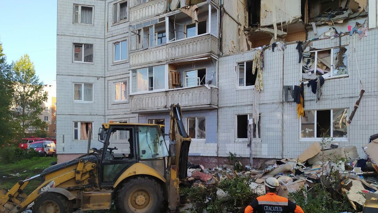 Сотрудники МЧС РФ работают на месте взрыва бытового газа в жилом доме No5 по улице Батова в Ярославле Сотрудники МЧС РФ работают на месте взрыва бытового газа в жилом доме No5 по улице Батова в Ярославле - РИА Новости, 1920, 30.09.2020