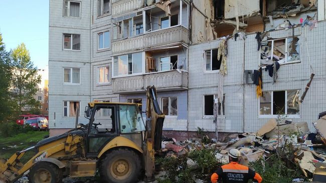 Сотрудники МЧС РФ работают на месте взрыва бытового газа в жилом доме No5 по улице Батова в Ярославле Сотрудники МЧС РФ работают на месте взрыва бытового газа в жилом доме No5 по улице Батова в Ярославле