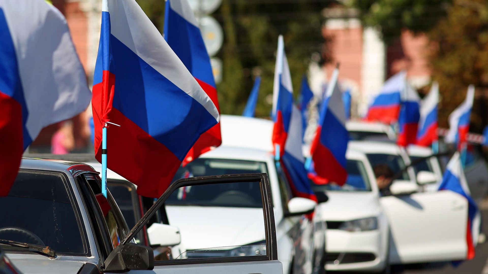 Участники автопробега в честь Дня государственного флага России в Краснодаре Участники автопробега в честь Дня государственного флага России в Краснодаре - РИА Новости, 1920, 12.06.2021