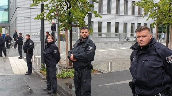 Сотрудники полиции у клиники Шарите в Берлине, куда доставлен Алексей Навальный Сотрудники полиции у клиники Шарите в Берлине, куда доставлен Алексей Навальный