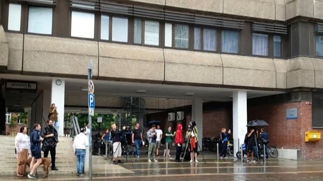 Журналисты у клиники Шарите в Берлине, куда доставили Алексея Навального