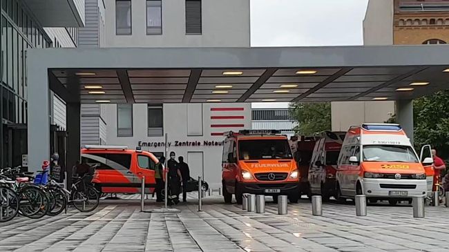 Автомобили скорой помощи у клиники Шарите в Берлине, куда доставлен Алексей Навальный Автомобили скорой помощи у клиники Шарите в Берлине, куда доставлен Алексей Навальный