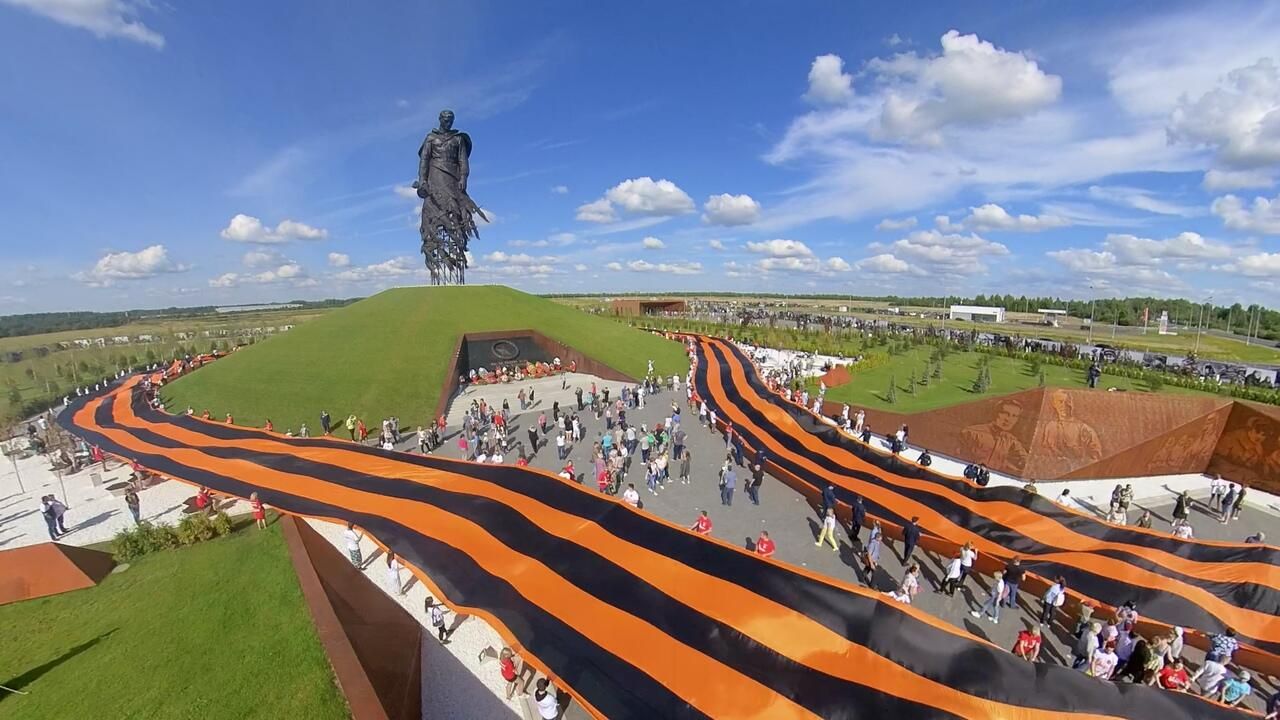 Самая большая в мире Георгиевская лента, развернутая у Ржевского мемориала - РИА Новости, 1920, 22.08.2020