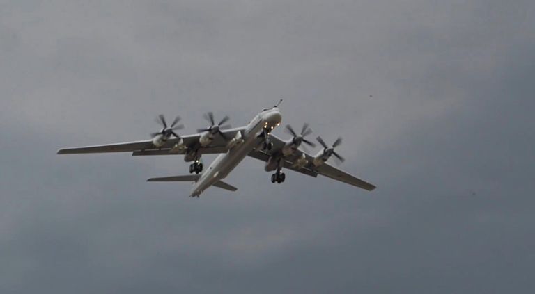 Первый полет глубокомодернизированного ракетоносца Ту-95МСМ. Стоп-кадр видео Первый полет глубокомодернизированного ракетоносца Ту-95МСМ. Стоп-кадр видео