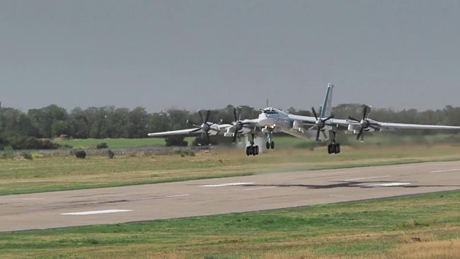 Первый полет глубокомодернизированного ракетоносца Ту-95МСМ. Стоп-кадр видео Первый полет глубокомодернизированного ракетоносца Ту-95МСМ. Стоп-кадр видео