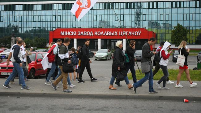 Участники акции протеста у Минского завода колёсных тягачей. 23 августа 2020