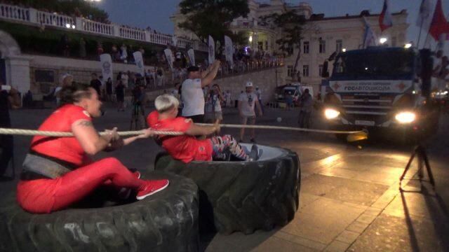 Мировой рекорд: женщины сдвинули КамАЗ на 20 метров в Крыму Мировой рекорд: женщины сдвинули КамАЗ на 20 метров в Крыму - РИА Новости, 1920, 23.08.2020