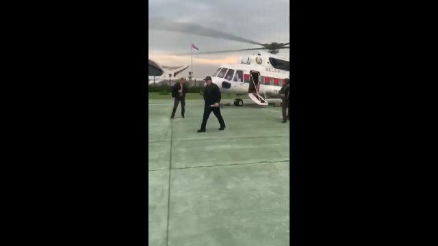Лукашенко на вертолете прилетел во Дворец независимости и вышел с автоматом Лукашенко на вертолете прилетел во Дворец независимости и вышел с автоматом - РИА Новости, 1920, 24.08.2020