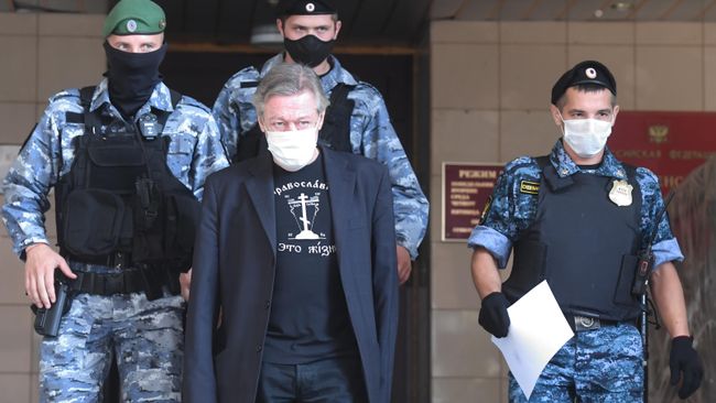 Актер Михаил Ефремов у здания Пресненского суда города Москвы Актер Михаил Ефремов у здания Пресненского суда города Москвы