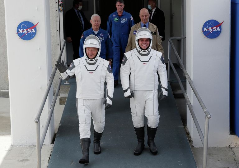 Астронавты NASA Дуглас Херли и Роберт Бенкен перед полетом на космическом корабле Crew Dragon, разработанном компанией SpaceX