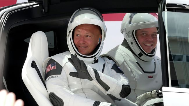 Астронавты NASA Дуглас Херли и Роберт Бенкен перед полетом на космическом корабле Crew Dragon, разработанном компанией SpaceX Астронавты NASA Дуглас Херли и Роберт Бенкен перед полетом на космическом корабле Crew Dragon, разработанном компанией SpaceX