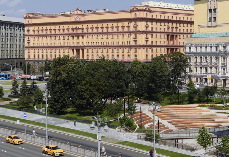 Здание Федеральной службы безопасности РФ (ФСБ России) на Лубянской площади в Москве Здание Федеральной службы безопасности РФ (ФСБ России) на Лубянской площади в Москве