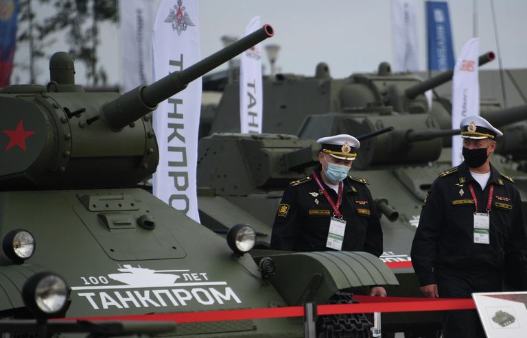 Участники около танка Т-34-85 на выставке вооружений Международного военно-технического форума (МВТФ) Армия-2020 в военно-патриотическом парке Патриот Участники около танка Т-34-85 на выставке вооружений Международного военно-технического форума (МВТФ) Армия-2020 в военно-патриотическом парке Патриот
