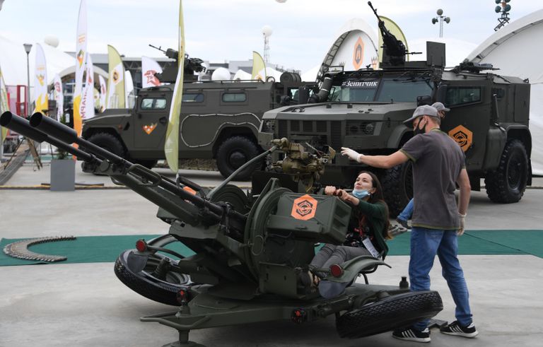 Посетители у 23-миллиметровой спаренной зенитной установки ЗУ-23 на выставке вооружений Международного военно-технического форума (МВТФ) Армия-2020 в военно-патриотическом парке Патриот Посетители у 23-миллиметровой спаренной зенитной установки ЗУ-23 на выставке вооружений Международного военно-технического форума (МВТФ) Армия-2020 в военно-патриотическом парке Патриот