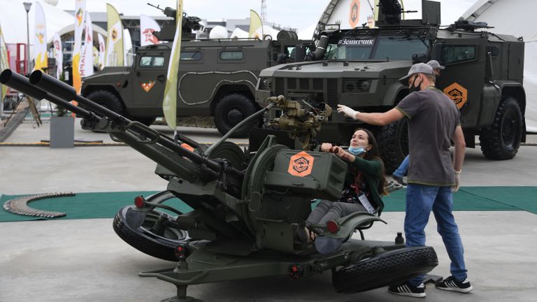 Посетители у 23-миллиметровой спаренной зенитной установки ЗУ-23 на выставке вооружений Международного военно-технического форума (МВТФ) Армия-2020 в военно-патриотическом парке Патриот