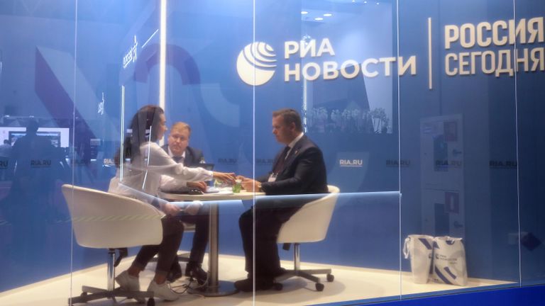 Губернатор Новгородской области Андрей Никитин (справа) в студии стенда МИА Россия сегодня в конгрессно-выставочном центре Патриот