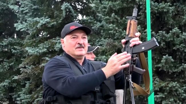 Президент Белоруссии Александр Лукашенко у Дворца Независимости в Минске Президент Белоруссии Александр Лукашенко у Дворца Независимости в Минске