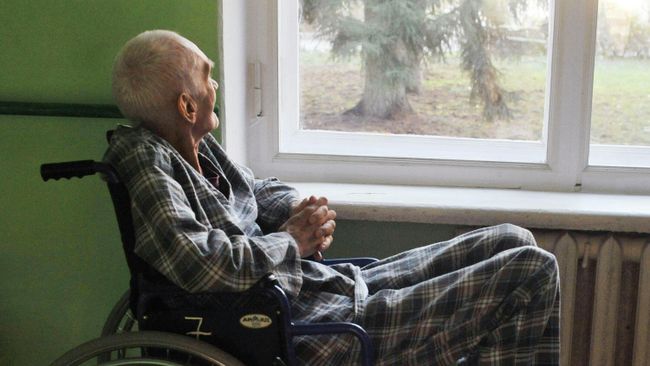 Пожилой мужчина в инвалидном кресле Пожилой мужчина в инвалидном кресле