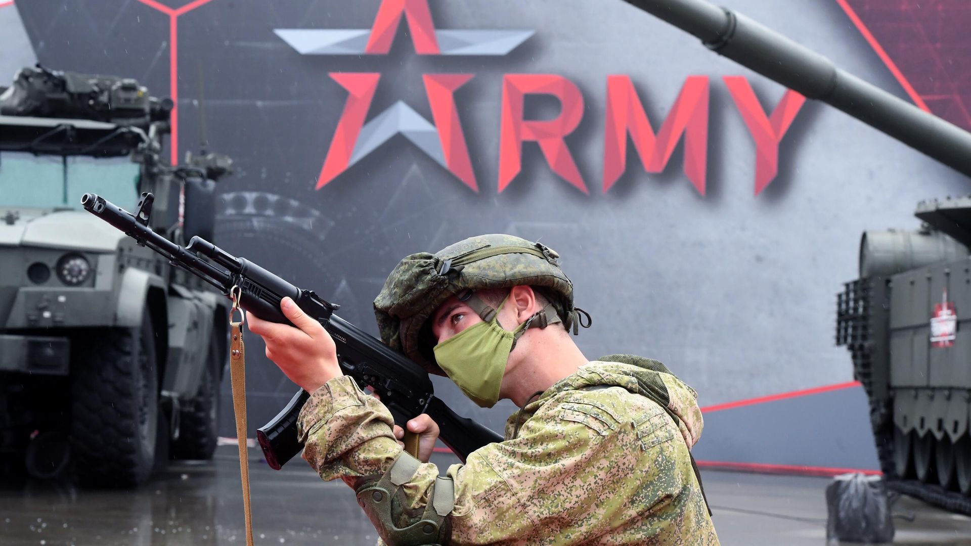 Военнослужащий на выставке вооружений Международного военно-технического форума Армия-2020 Военнослужащий на выставке вооружений Международного военно-технического форума Армия-2020 - РИА Новости, 1920, 22.08.2021