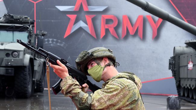 Военнослужащий на выставке вооружений Международного военно-технического форума Армия-2020 Военнослужащий на выставке вооружений Международного военно-технического форума Армия-2020