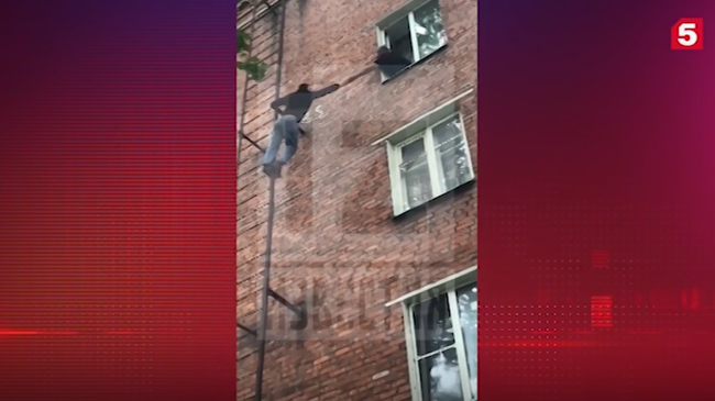 Попытки мужчины спасти ребенка из горящего дома в Москве сняли на видео Попытки мужчины спасти ребенка из горящего дома в Москве сняли на видео