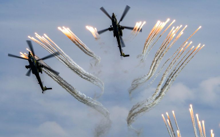 Ударные вертолеты Ми-28Н Ночной охотник выполняют демонстрационный полет в рамках Международного форума Армия-2020 на аэродроме Кубинка в Подмосковье Ударные вертолеты Ми-28Н Ночной охотник выполняют демонстрационный полет в рамках Международного форума Армия-2020 на аэродроме Кубинка в Подмосковье