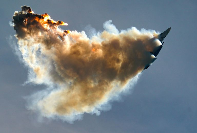 Истребитель Су-35 пилотажной группы Русские витязи выполняет демонстрационный полет в рамках Международного форума Армия-2020 на аэродроме Кубинка в Подмосковье Истребитель Су-35 пилотажной группы Русские витязи выполняет демонстрационный полет в рамках Международного форума Армия-2020 на аэродроме Кубинка в Подмосковье