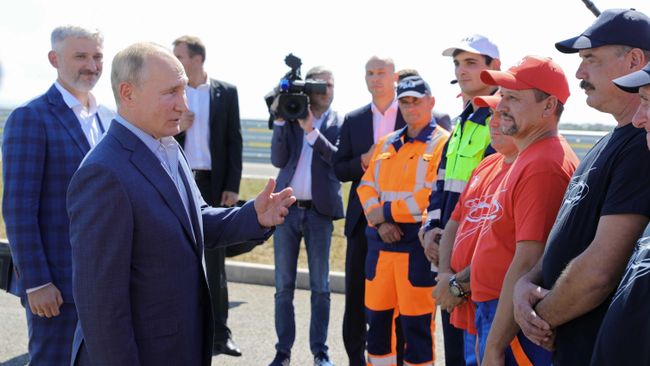 Президент РФ Владимир Путин беседует с дорожниками, которые принимали участие в строительстве, на церемонии запуска движения по трассе Таврида в Крыму Президент РФ Владимир Путин беседует с дорожниками, которые принимали участие в строительстве, на церемонии запуска движения по трассе Таврида в Крыму