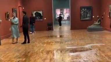 Кадр видео с потоками воды в Третьяковской галерее Кадр видео с потоками воды в Третьяковской галерее - РИА Новости, 1920, 27.08.2020