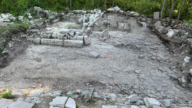 Обнаружена центральная площадь средневекового городища Эски-Кермен в Крыму Обнаружена центральная площадь средневекового городища Эски-Кермен в Крыму