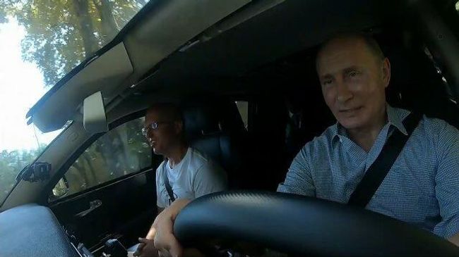 Путин за рулем Aurus проехал по новой трассе Таврида Путин за рулем Aurus проехал по новой трассе Таврида