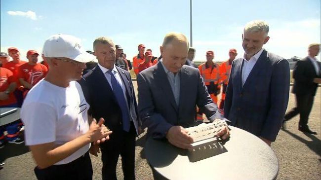 Путину подарили килограмм асфальтобетонного покрытия с трассы Таврида Путину подарили килограмм асфальтобетонного покрытия с трассы Таврида