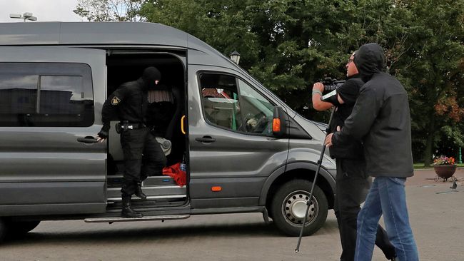 Сотрудники правоохранительных органов Белоруссии во время задержания журналистов в Минске. 27 августа 2020 Сотрудники правоохранительных органов Белоруссии во время задержания журналистов в Минске. 27 августа 2020