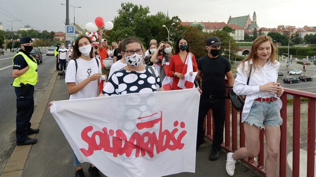 Жители Варшавы на шествии в поддережку протестов в соседней Беларуси Жители Варшавы на шествии в поддережку протестов в соседней Беларуси
