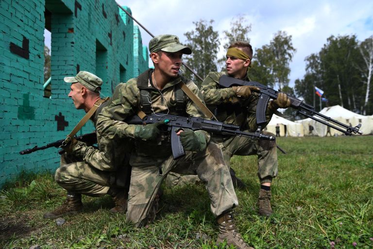 Военнослужащие вооруженных сил Белоруссии во время прохождения этапа Тропа разведчика в конкурсе Отличники войсковой разведки в рамках Армейских международных игр АрМИ-2020 Военнослужащие вооруженных сил Белоруссии во время прохождения этапа Тропа разведчика в конкурсе Отличники войсковой разведки в рамках Армейских международных игр АрМИ-2020