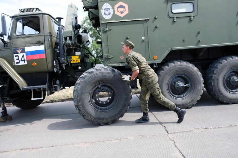 Российские военнослужащие в командной эстафете на международном конкурсе Мастера автобронетанковой техники в рамках Армейских международных игр АрМИ - 2020 Российские военнослужащие в командной эстафете на международном конкурсе Мастера автобронетанковой техники в рамках Армейских международных игр АрМИ - 2020