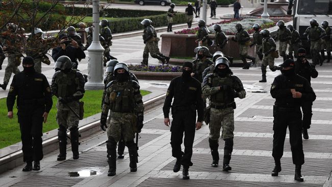 Сотрудники правоохранительных органов во время акции протеста в Минске Сотрудники правоохранительных органов во время акции протеста в Минске